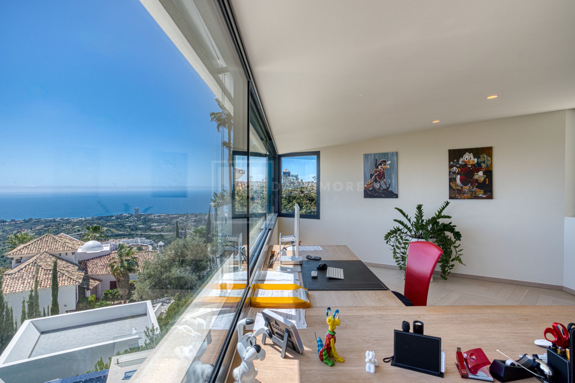 Villa de cinco dormitorios situada en Altos de Los Monteros con vistas panorámicas al mar