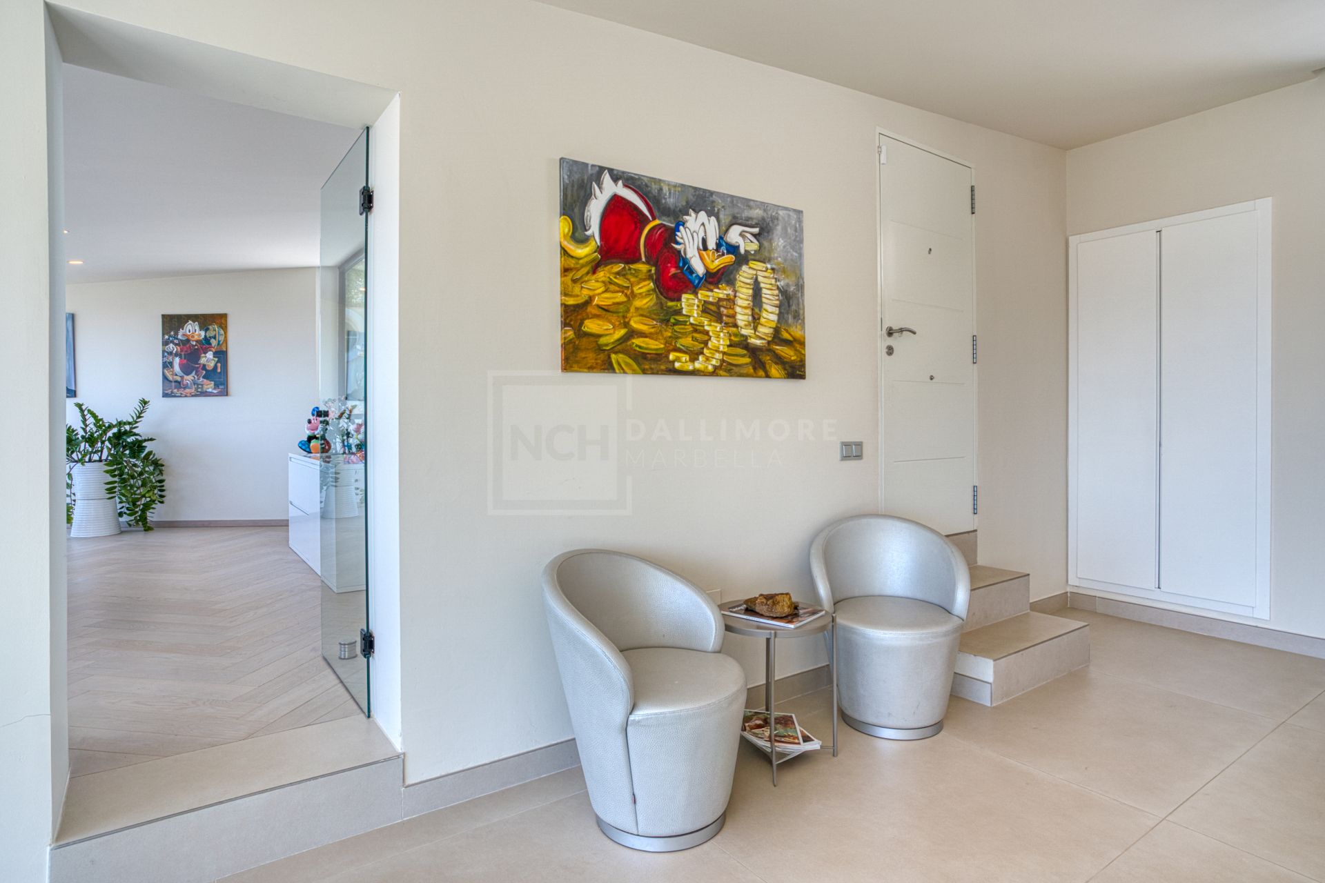 Villa de cinco dormitorios situada en Altos de Los Monteros con vistas panorámicas al mar