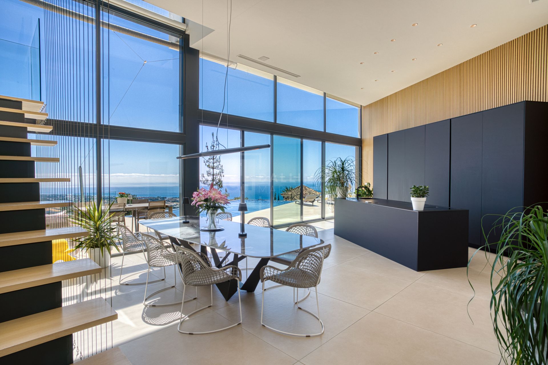 Villa de cinco dormitorios situada en Altos de Los Monteros con vistas panorámicas al mar
