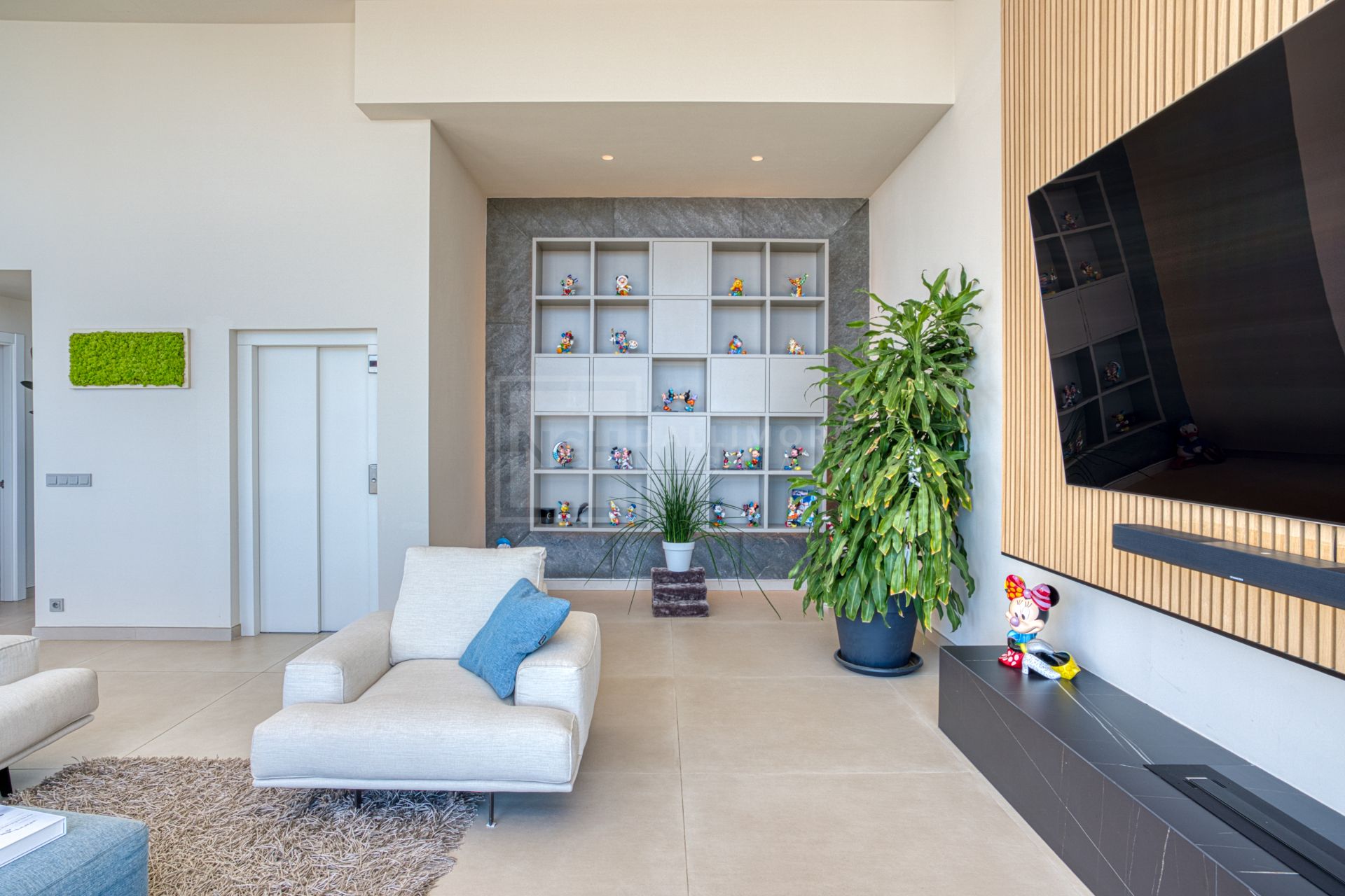 Villa de cinco dormitorios situada en Altos de Los Monteros con vistas panorámicas al mar