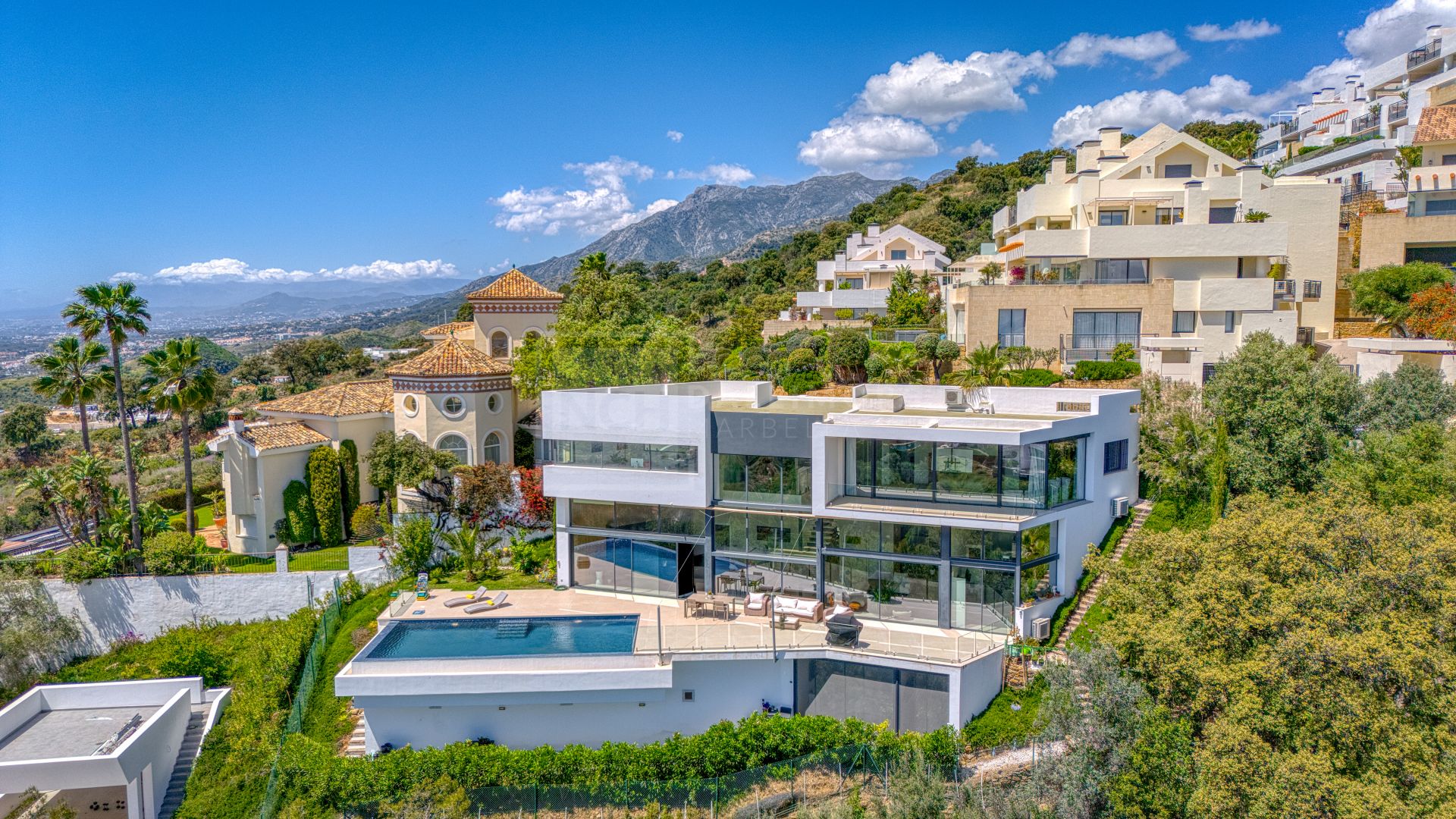 Villa de cinco dormitorios situada en Altos de Los Monteros con vistas panorámicas al mar