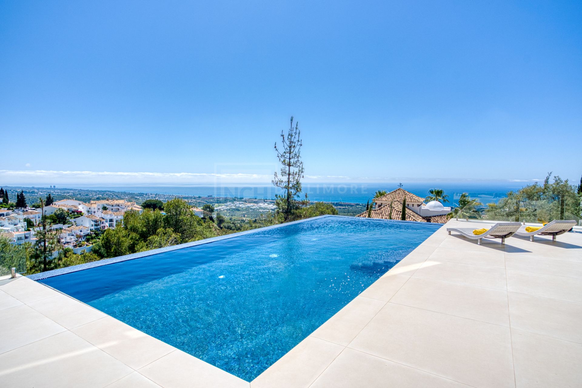 Villa de cinco dormitorios situada en Altos de Los Monteros con vistas panorámicas al mar