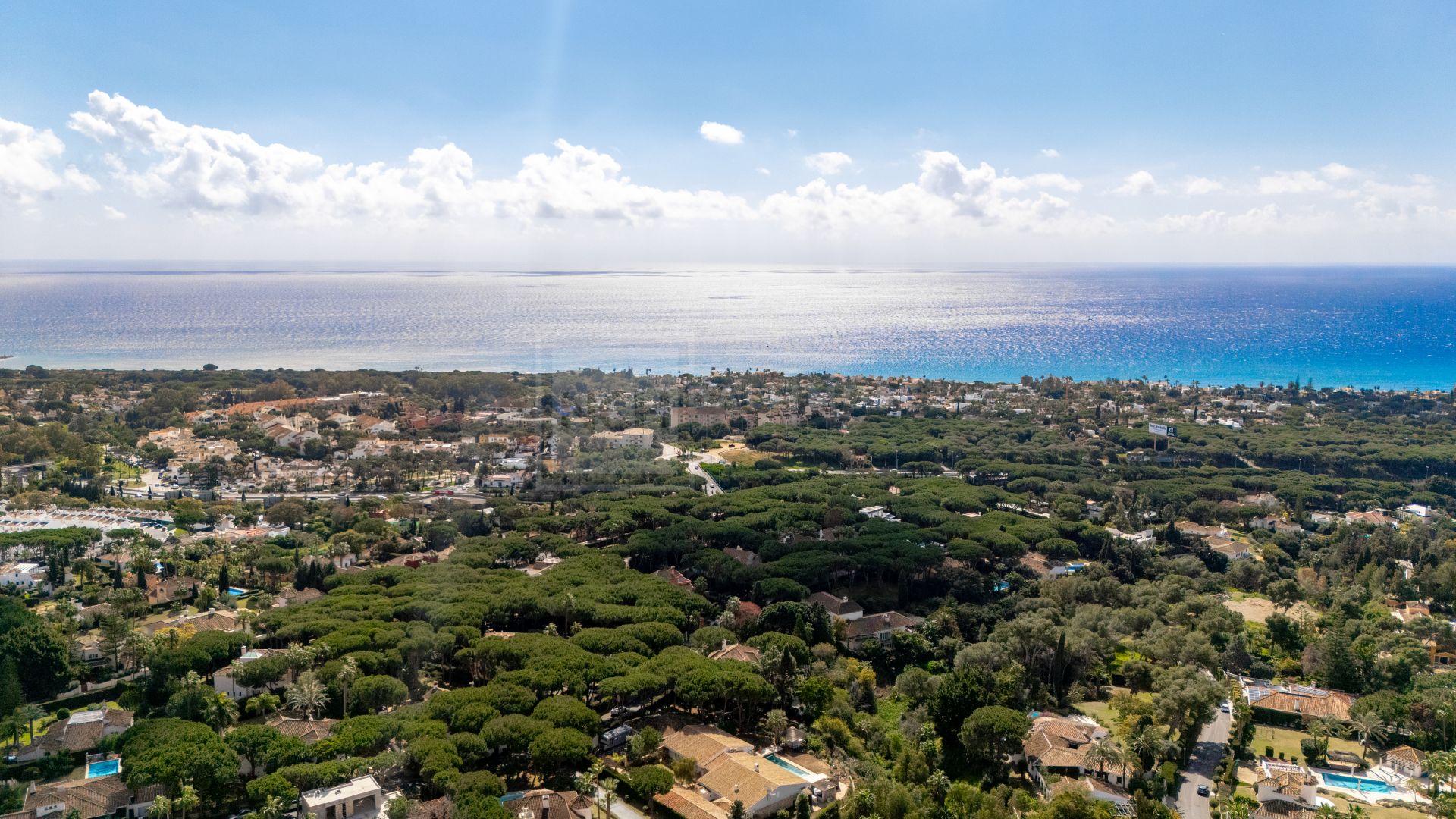 Hermosa, orientada al sur Villa de cuatro dormitorios situada en la zona codiciada de Hacienda Las Chapas, Marbella