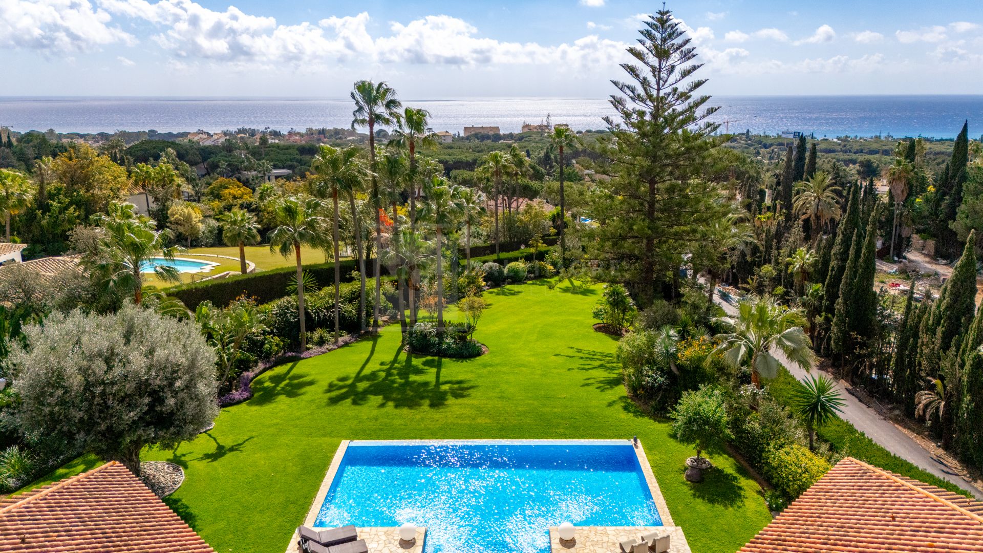 Hermosa, orientada al sur Villa de cuatro dormitorios situada en la zona codiciada de Hacienda Las Chapas, Marbella