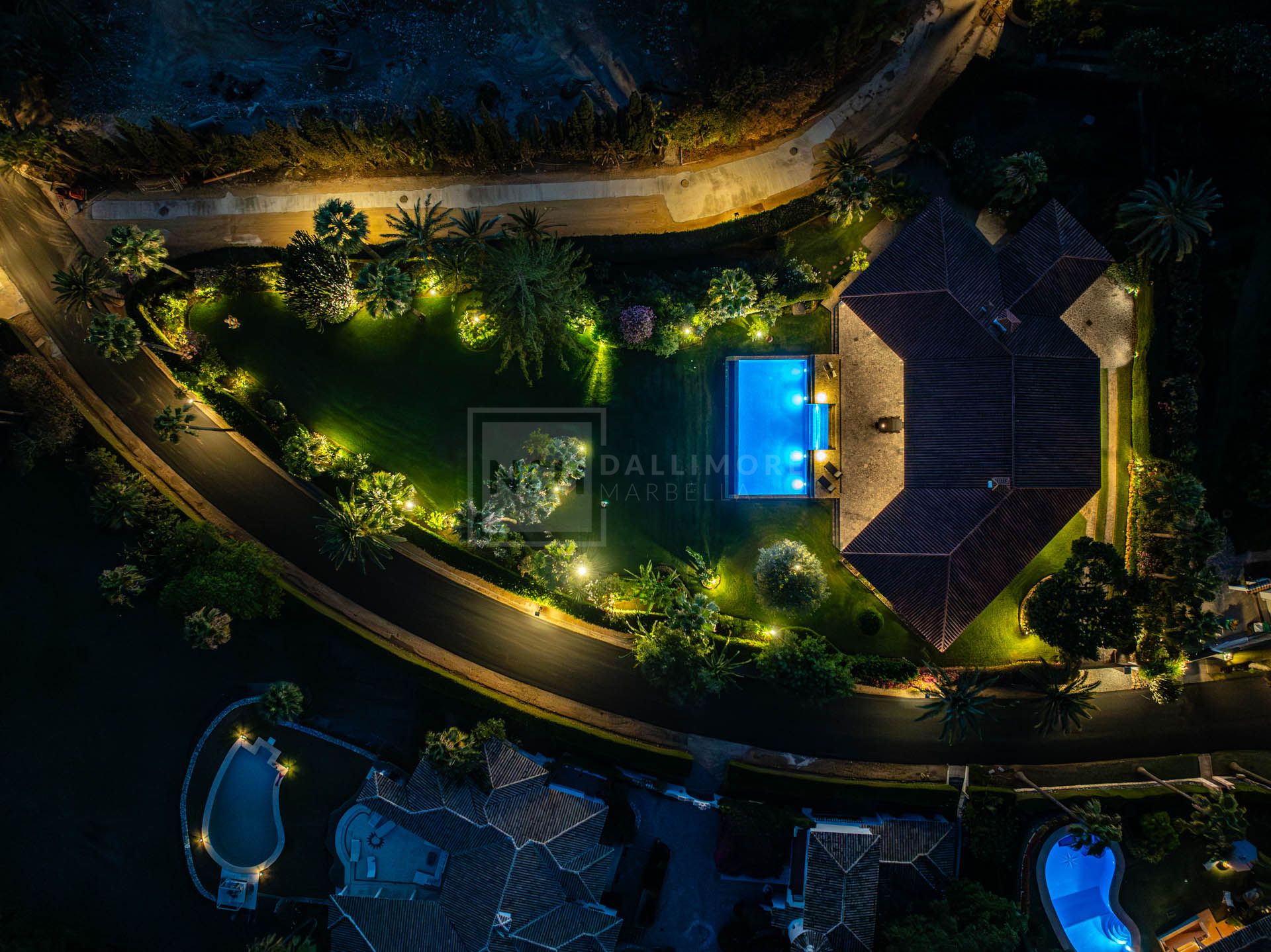 Hermosa, orientada al sur Villa de cuatro dormitorios situada en la zona codiciada de Hacienda Las Chapas, Marbella