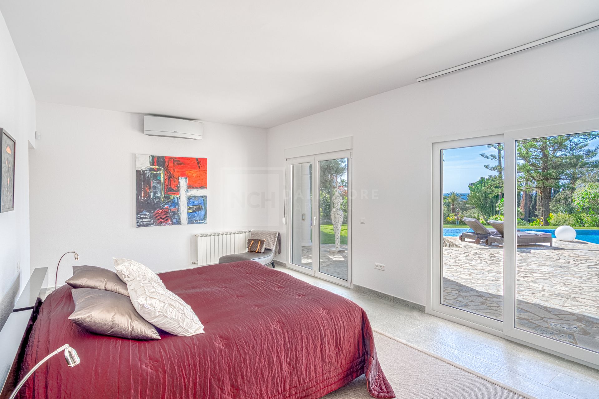 Hermosa, orientada al sur Villa de cuatro dormitorios situada en la zona codiciada de Hacienda Las Chapas, Marbella