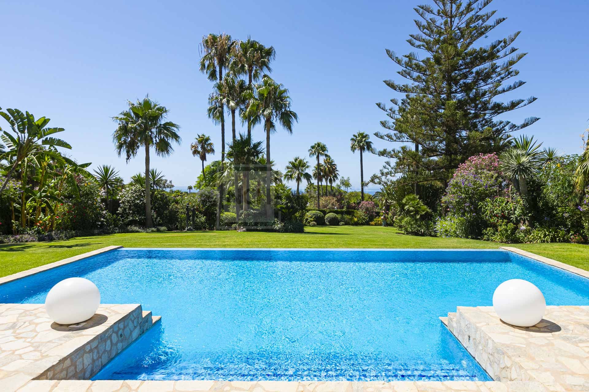 Hermosa, orientada al sur Villa de cuatro dormitorios situada en la zona codiciada de Hacienda Las Chapas, Marbella