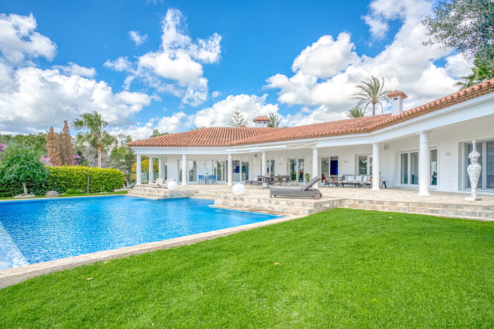 Hermosa, orientada al sur Villa de cuatro dormitorios situada en la zona codiciada de Hacienda Las Chapas, Marbella