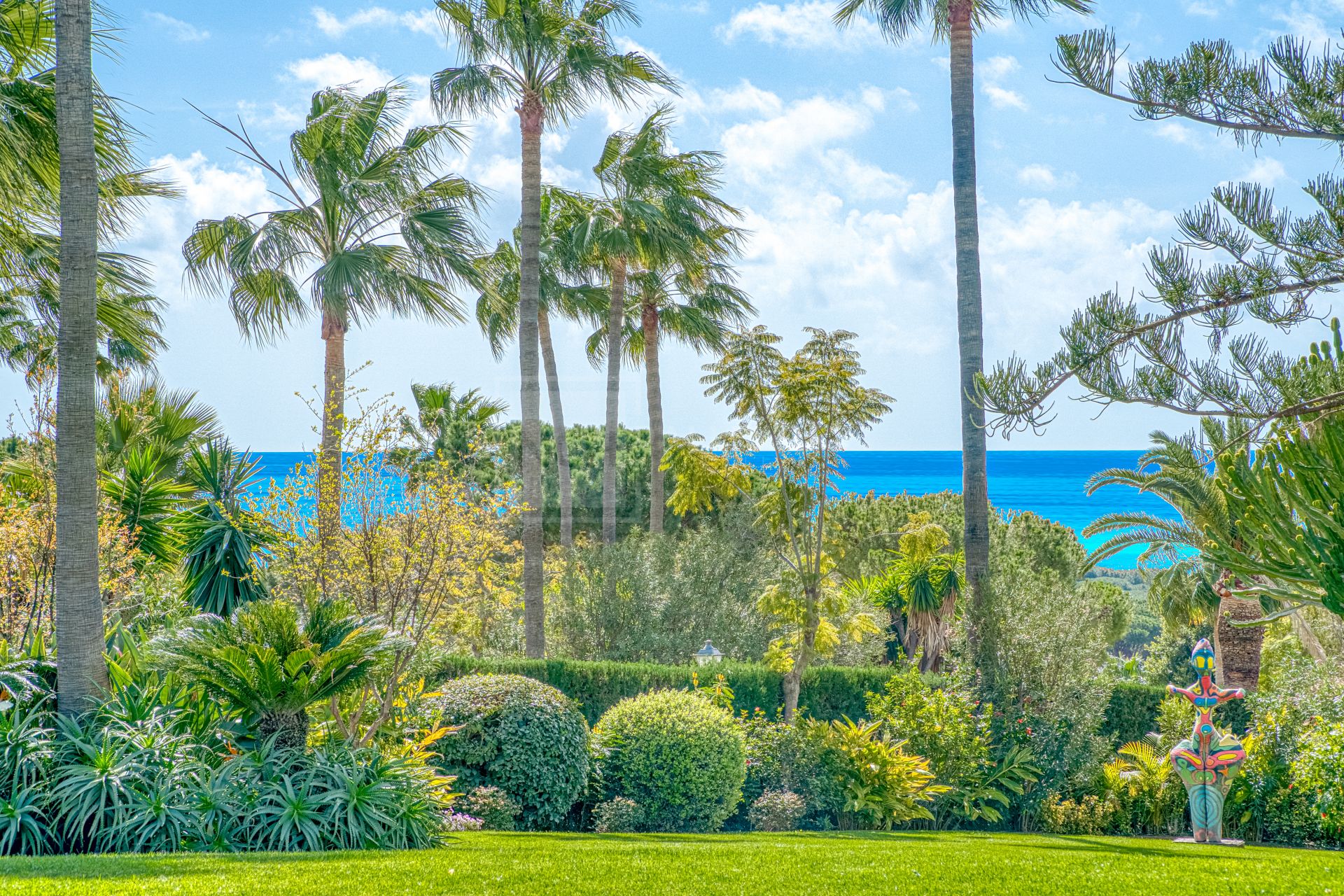 Hermosa, orientada al sur Villa de cuatro dormitorios situada en la zona codiciada de Hacienda Las Chapas, Marbella