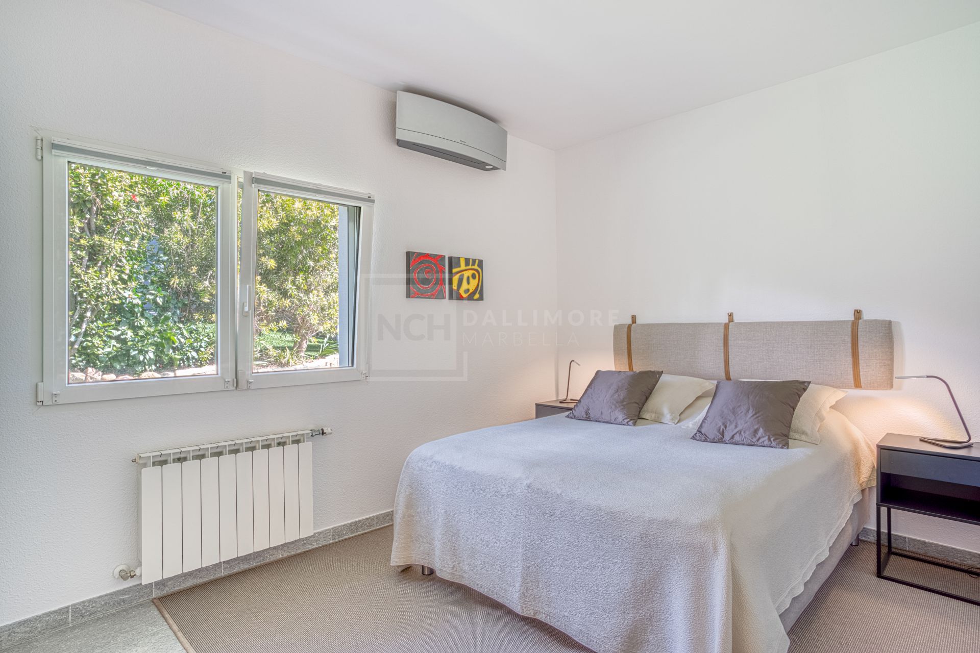 Hermosa, orientada al sur Villa de cuatro dormitorios situada en la zona codiciada de Hacienda Las Chapas, Marbella