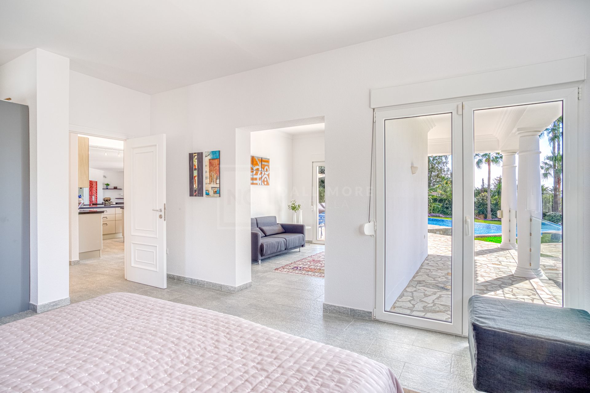 Hermosa, orientada al sur Villa de cuatro dormitorios situada en la zona codiciada de Hacienda Las Chapas, Marbella