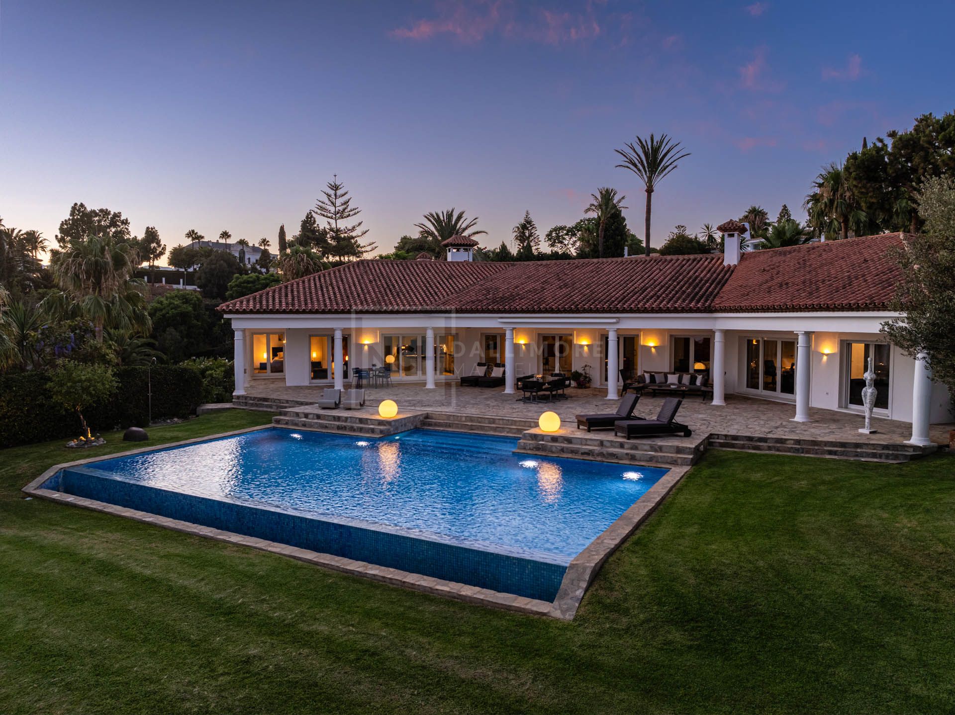 Hermosa, orientada al sur Villa de cuatro dormitorios situada en la zona codiciada de Hacienda Las Chapas, Marbella