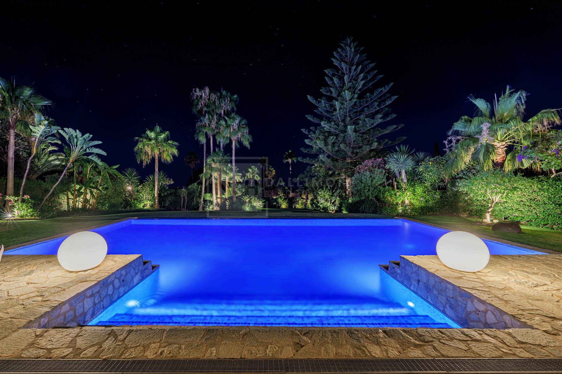 Hermosa, orientada al sur Villa de cuatro dormitorios situada en la zona codiciada de Hacienda Las Chapas, Marbella