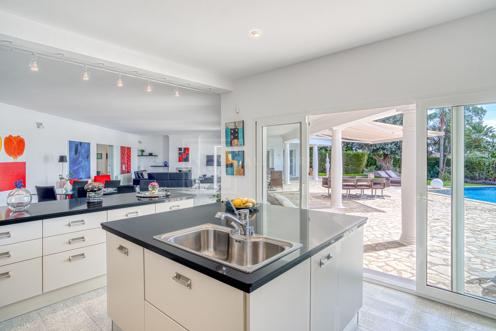 Hermosa, orientada al sur Villa de cuatro dormitorios situada en la zona codiciada de Hacienda Las Chapas, Marbella