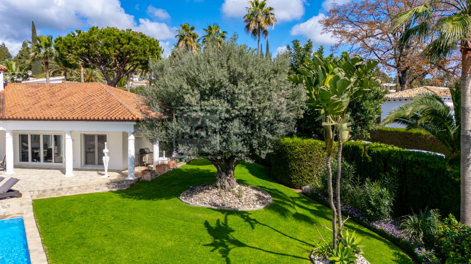 Hermosa, orientada al sur Villa de cuatro dormitorios situada en la zona codiciada de Hacienda Las Chapas, Marbella