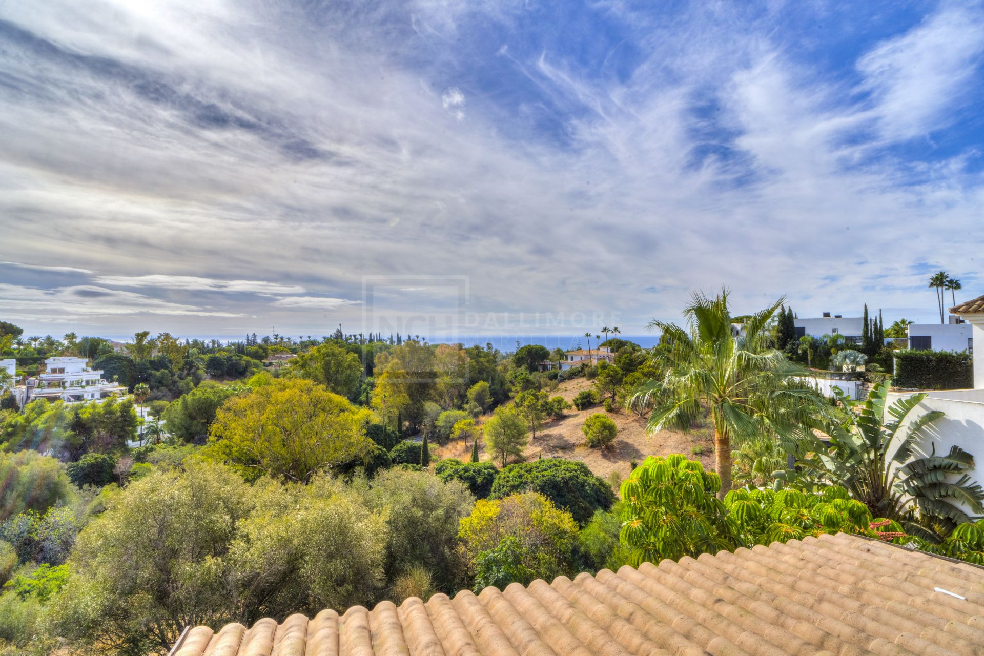Magnífica villa de cinco dormitorios, orientada al sur, situada en la prestigiosa Villa Las Lomas de Magna Marbella con vistas al mar