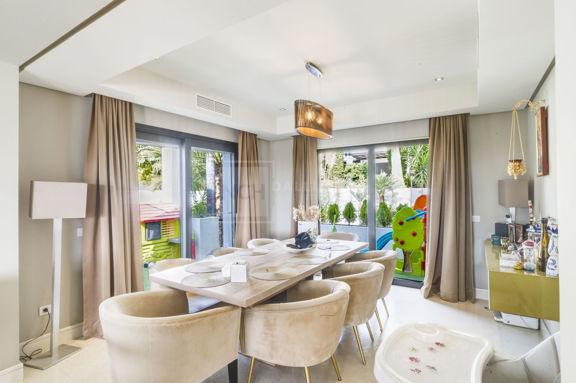 Magnífica villa de cinco dormitorios, orientada al sur, situada en la prestigiosa Villa Las Lomas de Magna Marbella con vistas al mar