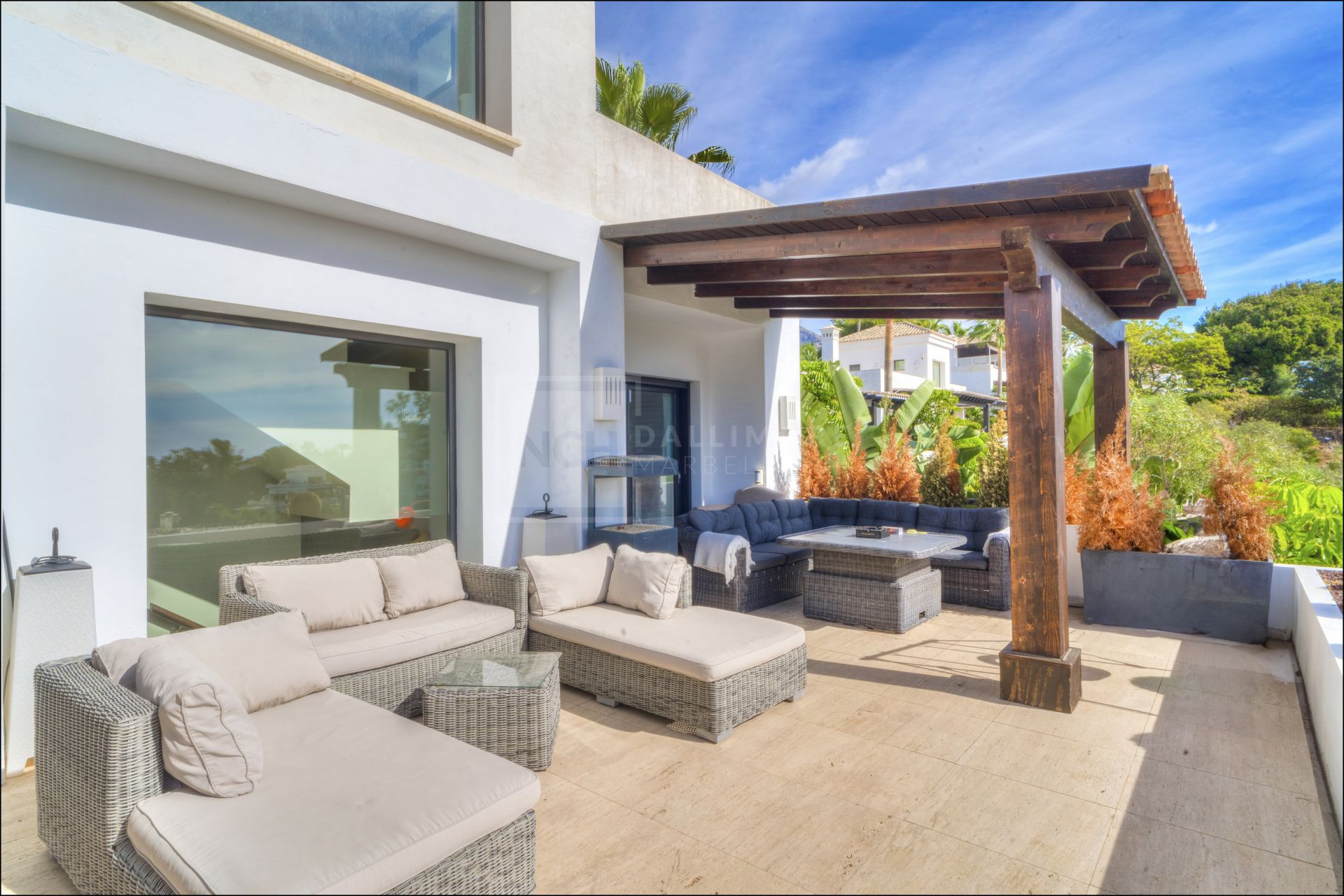 Magnífica villa de cinco dormitorios, orientada al sur, situada en la prestigiosa Villa Las Lomas de Magna Marbella con vistas al mar