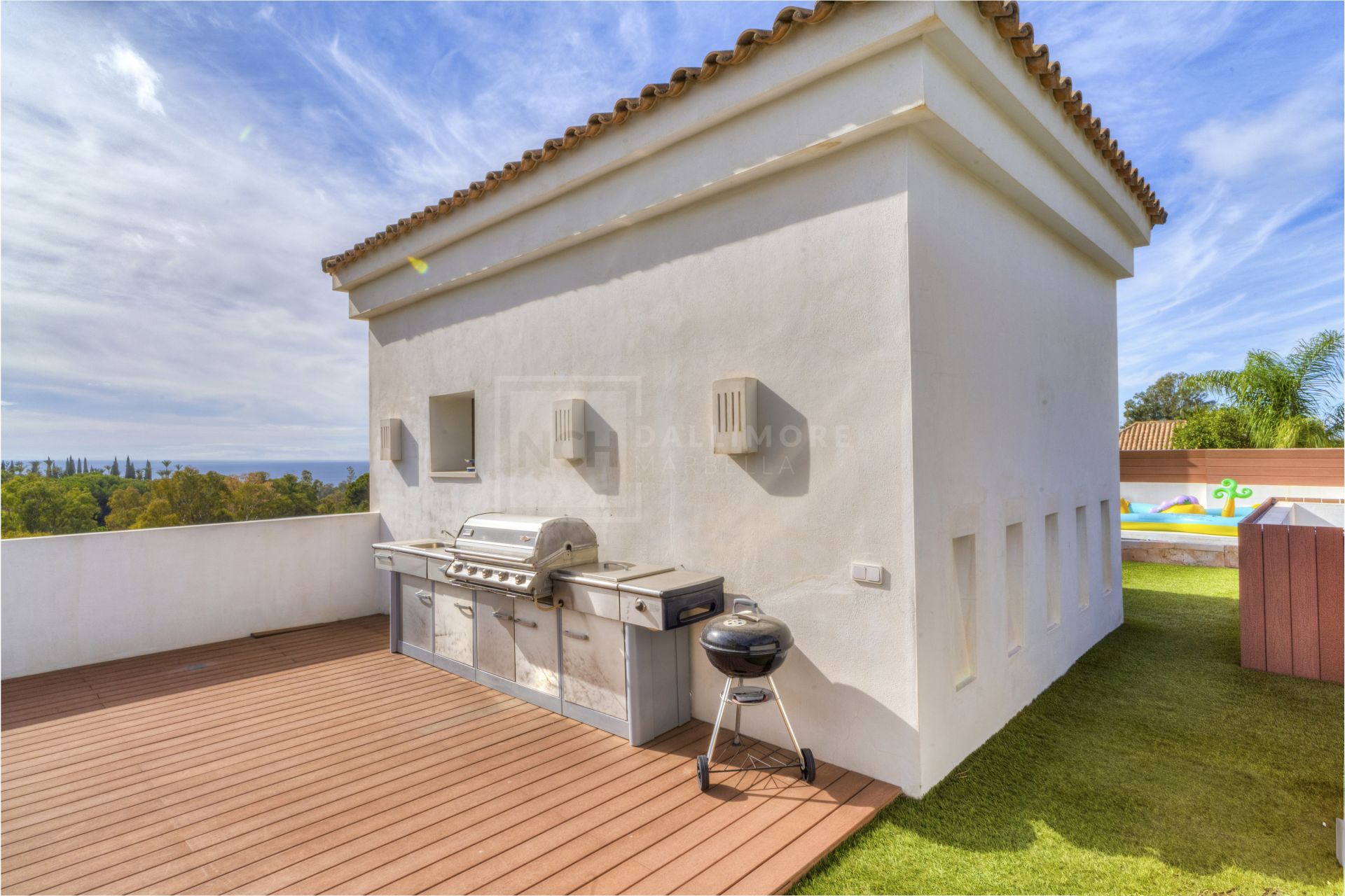 Magnífica villa de cinco dormitorios, orientada al sur, situada en la prestigiosa Villa Las Lomas de Magna Marbella con vistas al mar