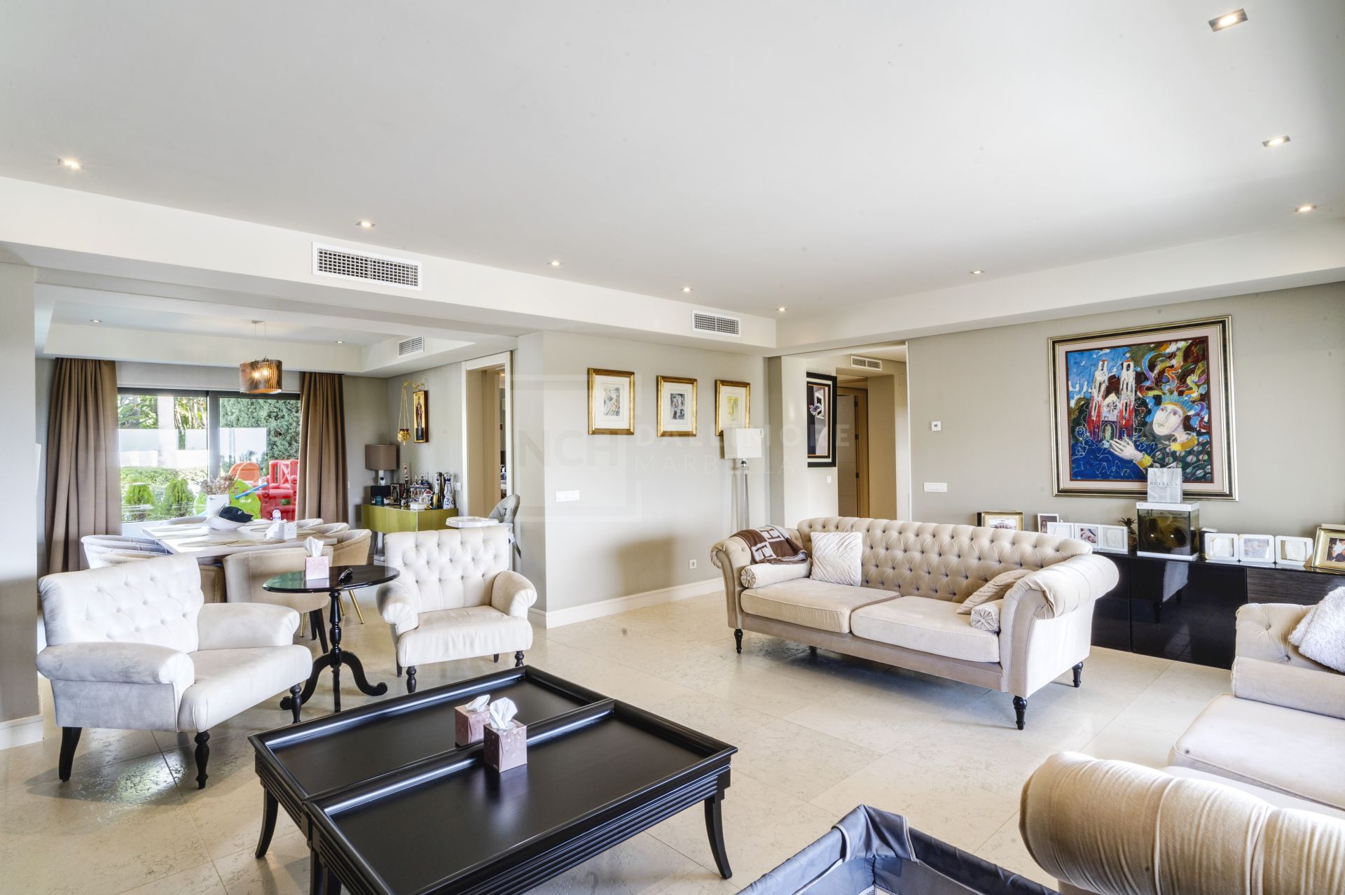 Magnífica villa de cinco dormitorios, orientada al sur, situada en la prestigiosa Villa Las Lomas de Magna Marbella con vistas al mar