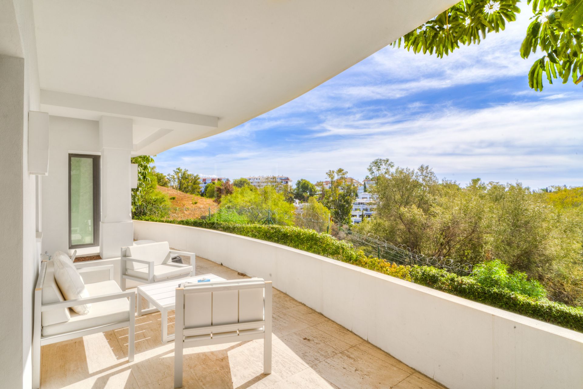 Magnífica villa de cinco dormitorios, orientada al sur, situada en la prestigiosa Villa Las Lomas de Magna Marbella con vistas al mar