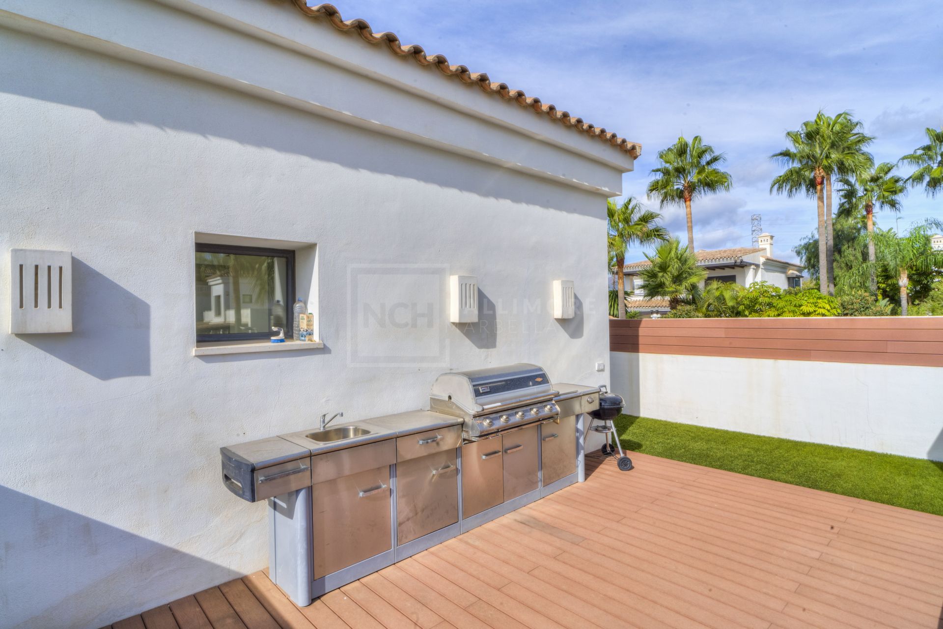 Magnífica villa de cinco dormitorios, orientada al sur, situada en la prestigiosa Villa Las Lomas de Magna Marbella con vistas al mar
