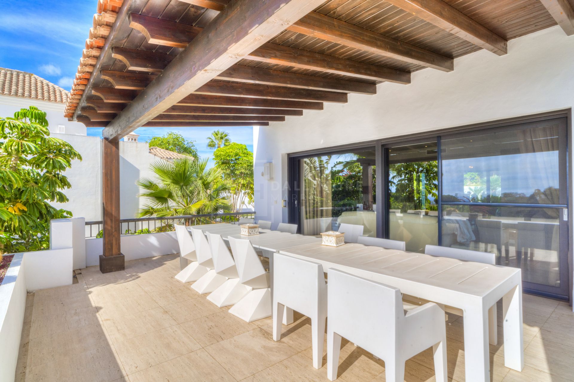 Magnífica villa de cinco dormitorios, orientada al sur, situada en la prestigiosa Villa Las Lomas de Magna Marbella con vistas al mar