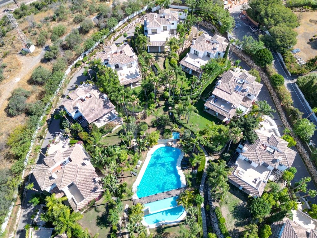 Magnífica villa de cinco dormitorios, orientada al sur, situada en la prestigiosa Villa Las Lomas de Magna Marbella con vistas al mar