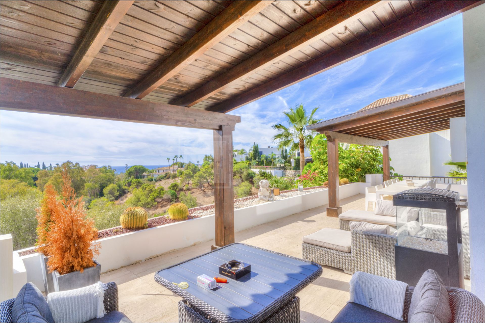 Magnífica villa de cinco dormitorios, orientada al sur, situada en la prestigiosa Villa Las Lomas de Magna Marbella con vistas al mar