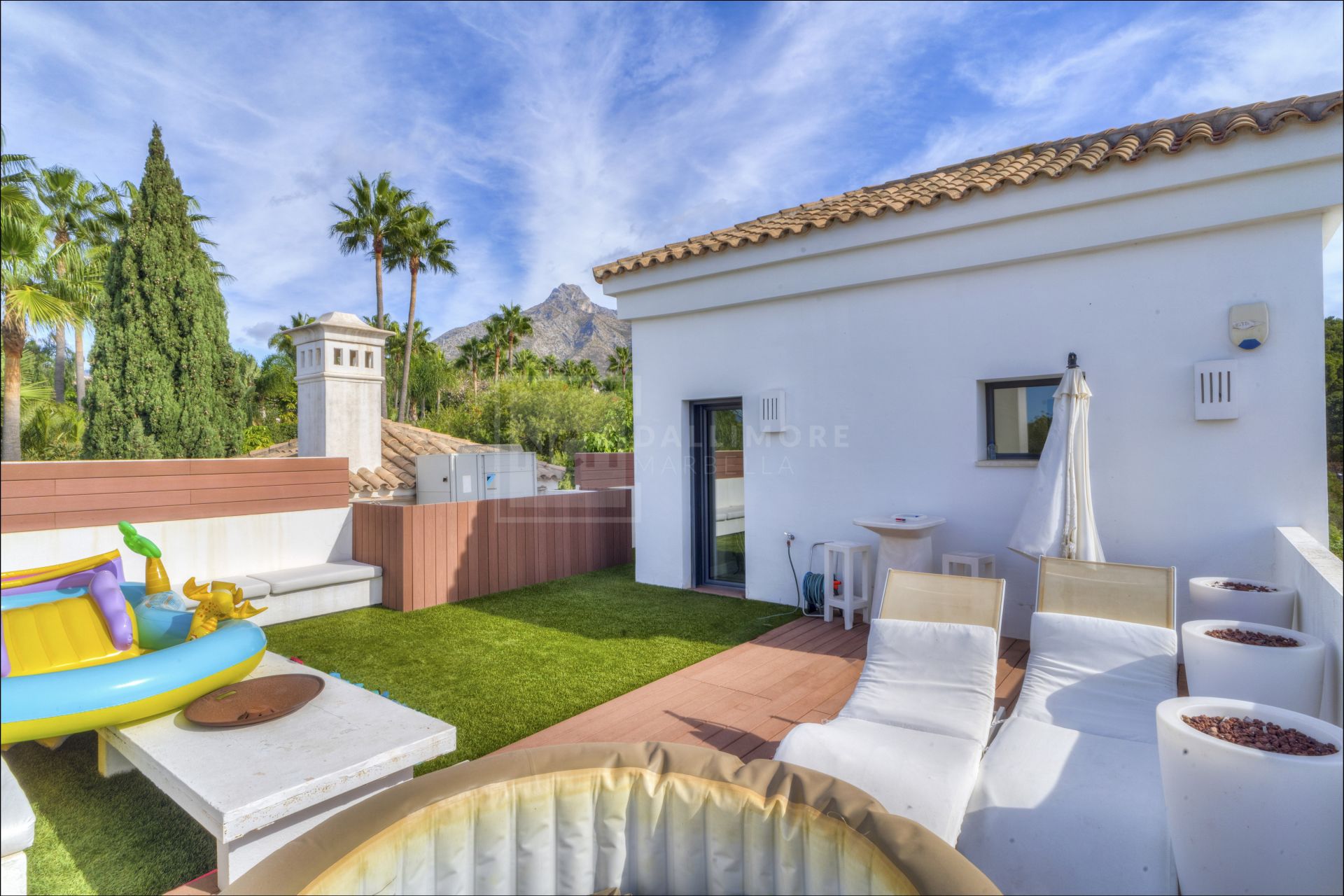 Magnífica villa de cinco dormitorios, orientada al sur, situada en la prestigiosa Villa Las Lomas de Magna Marbella con vistas al mar