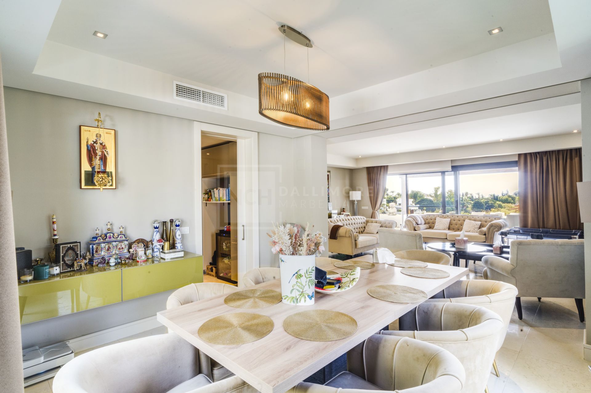 Magnífica villa de cinco dormitorios, orientada al sur, situada en la prestigiosa Villa Las Lomas de Magna Marbella con vistas al mar