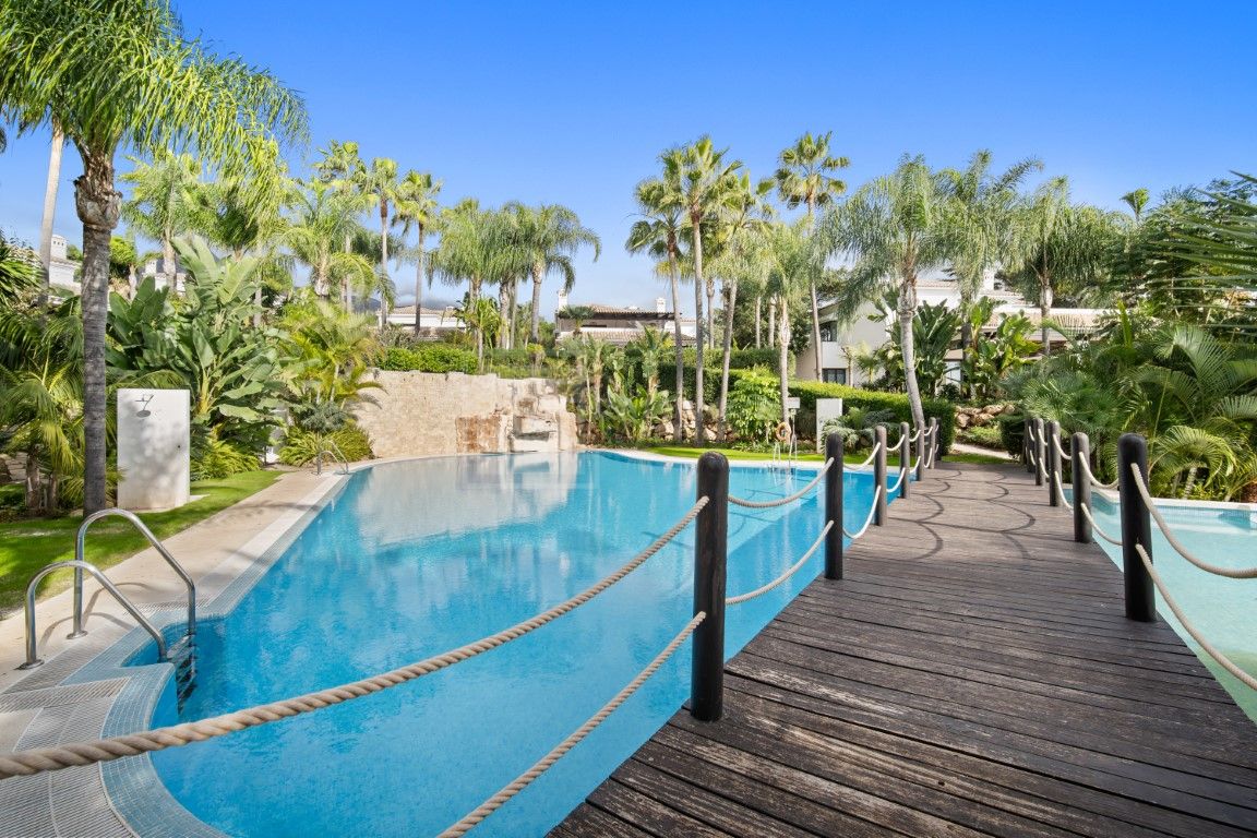 Magnífica villa de cinco dormitorios, orientada al sur, situada en la prestigiosa Villa Las Lomas de Magna Marbella con vistas al mar