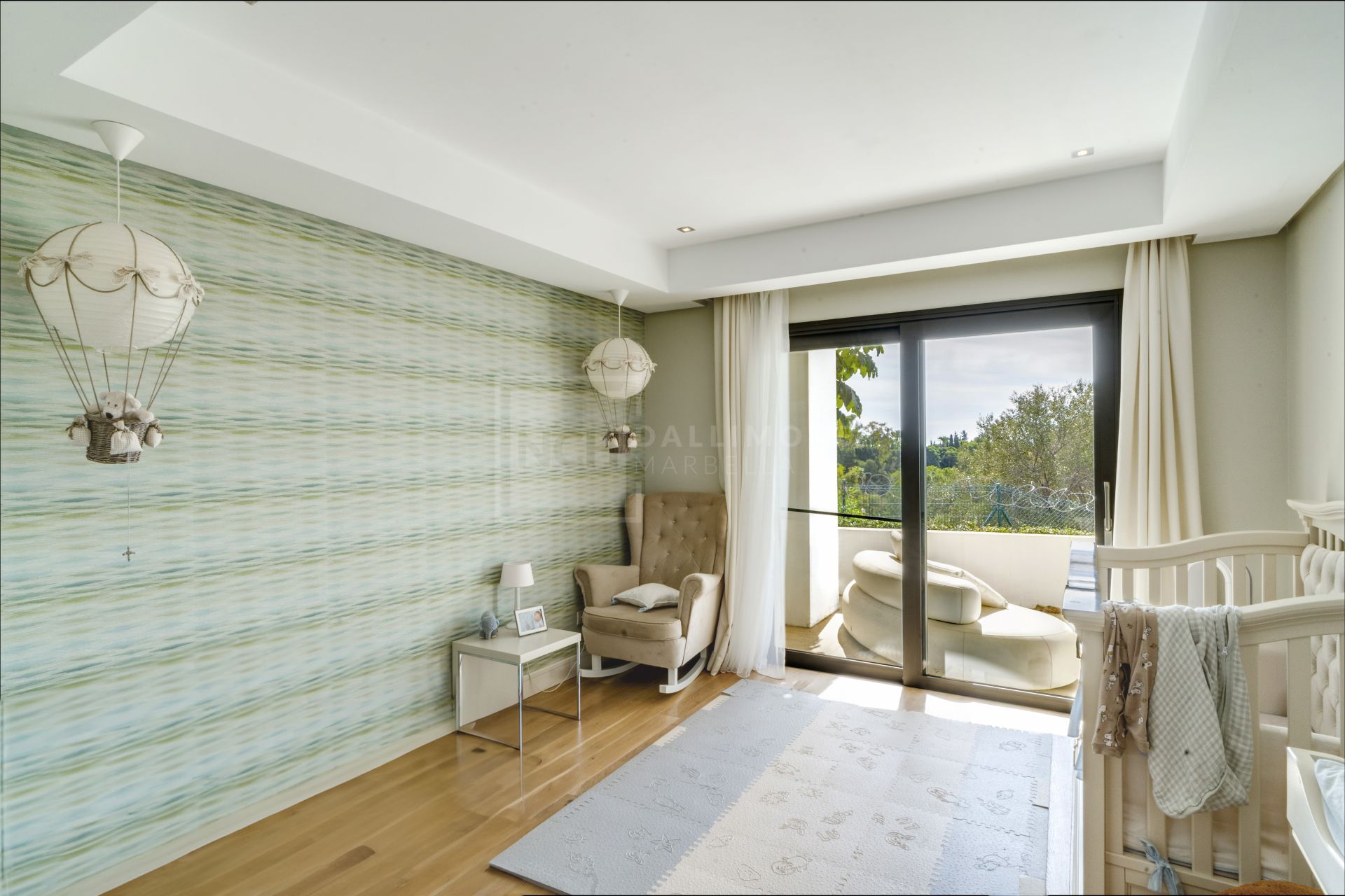 Magnífica villa de cinco dormitorios, orientada al sur, situada en la prestigiosa Villa Las Lomas de Magna Marbella con vistas al mar