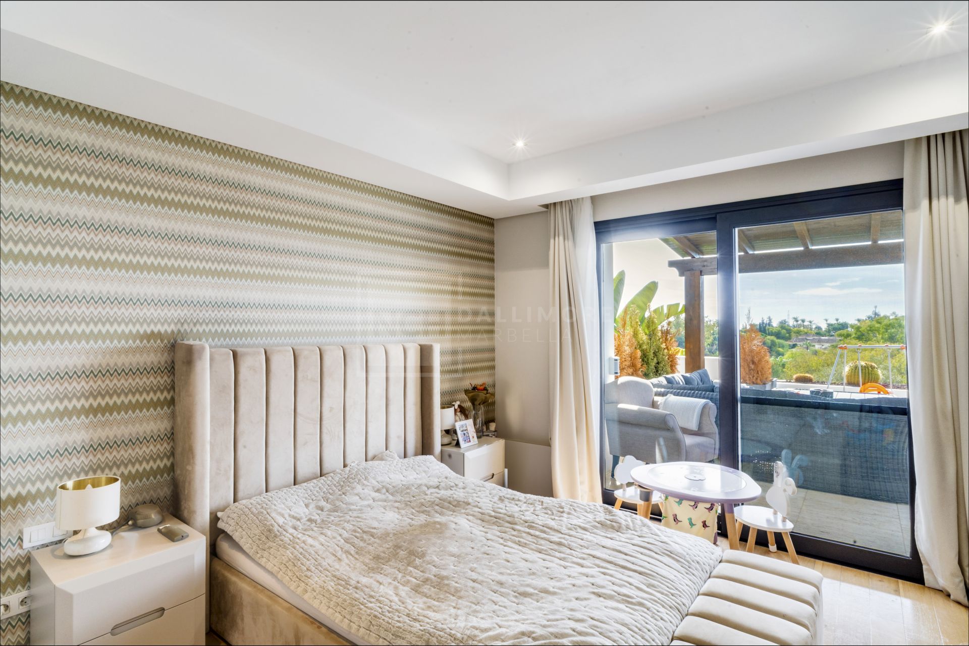 Magnífica villa de cinco dormitorios, orientada al sur, situada en la prestigiosa Villa Las Lomas de Magna Marbella con vistas al mar