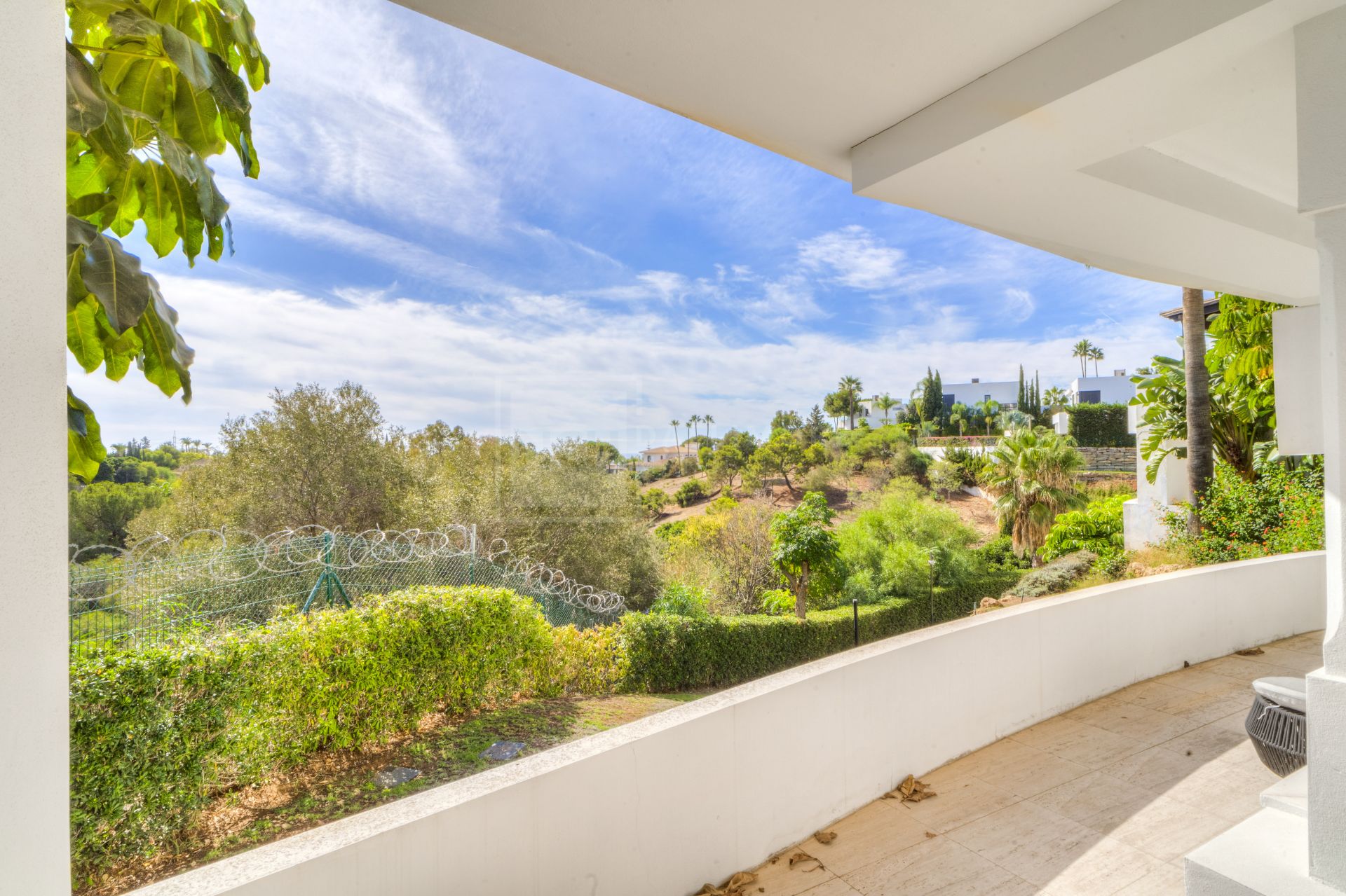 Magnífica villa de cinco dormitorios, orientada al sur, situada en la prestigiosa Villa Las Lomas de Magna Marbella con vistas al mar