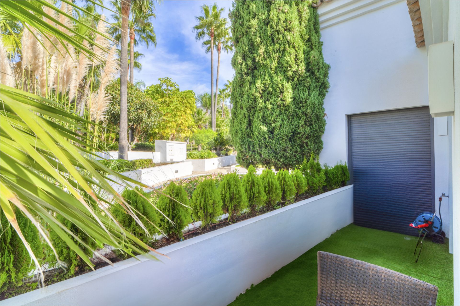 Magnífica villa de cinco dormitorios, orientada al sur, situada en la prestigiosa Villa Las Lomas de Magna Marbella con vistas al mar