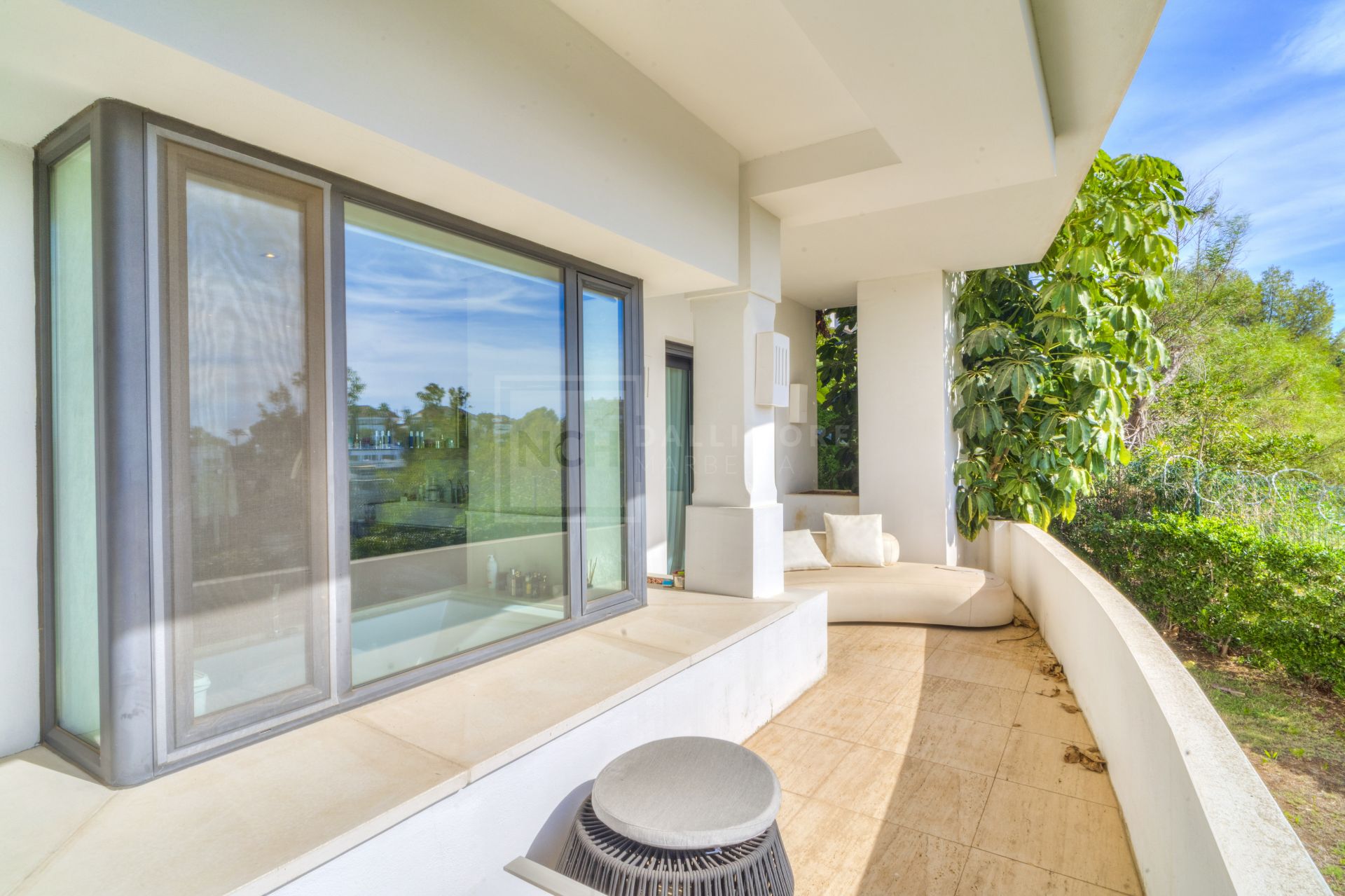 Magnífica villa de cinco dormitorios, orientada al sur, situada en la prestigiosa Villa Las Lomas de Magna Marbella con vistas al mar