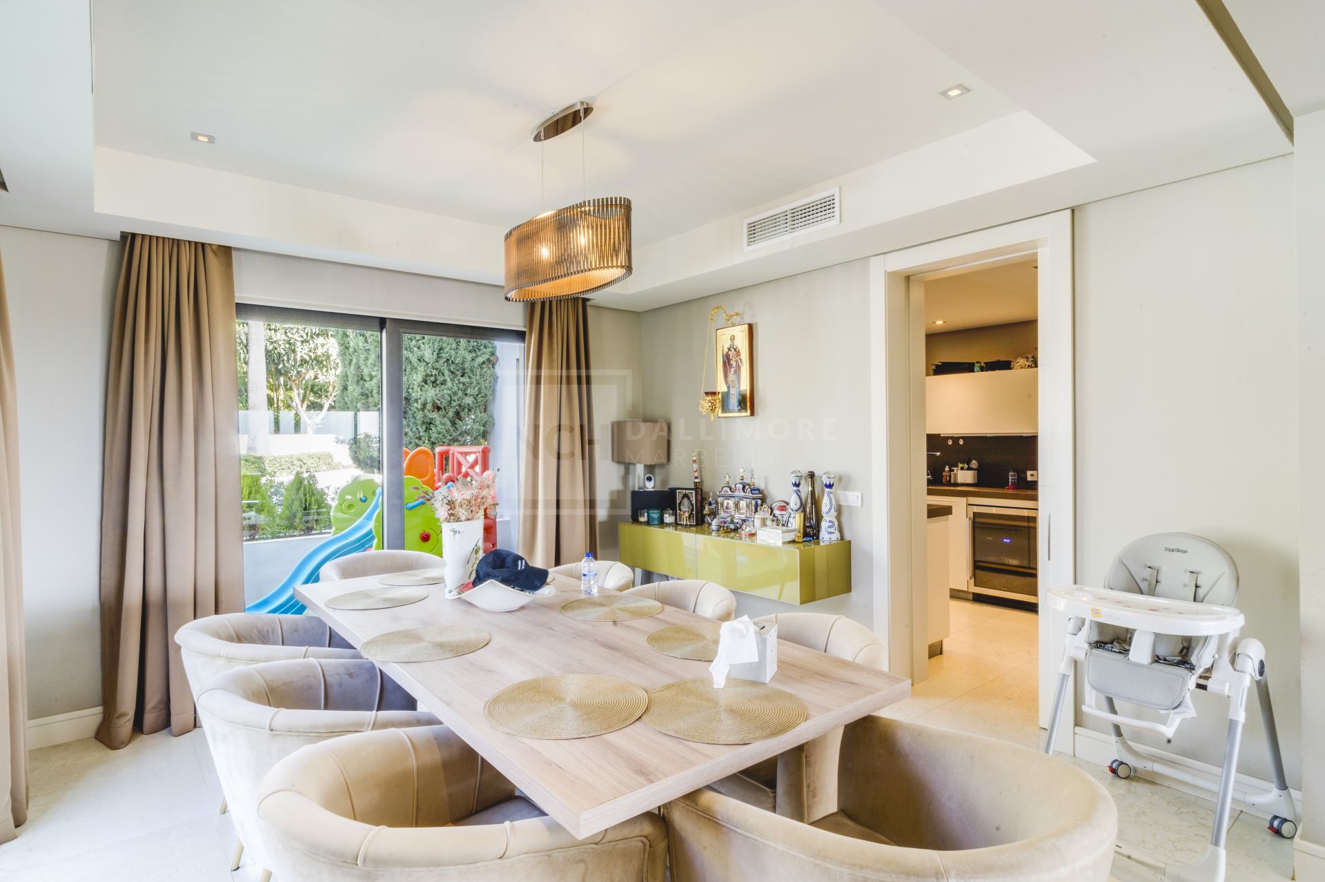 Magnífica villa de cinco dormitorios, orientada al sur, situada en la prestigiosa Villa Las Lomas de Magna Marbella con vistas al mar