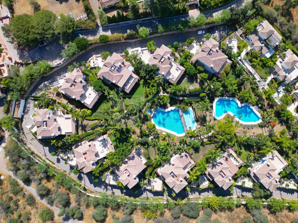 Magnífica villa de cinco dormitorios, orientada al sur, situada en la prestigiosa Villa Las Lomas de Magna Marbella con vistas al mar