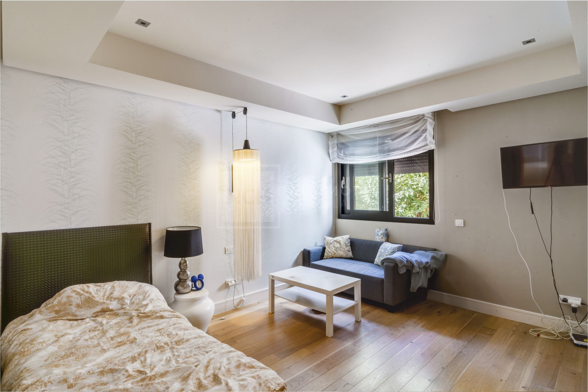 Magnífica villa de cinco dormitorios, orientada al sur, situada en la prestigiosa Villa Las Lomas de Magna Marbella con vistas al mar