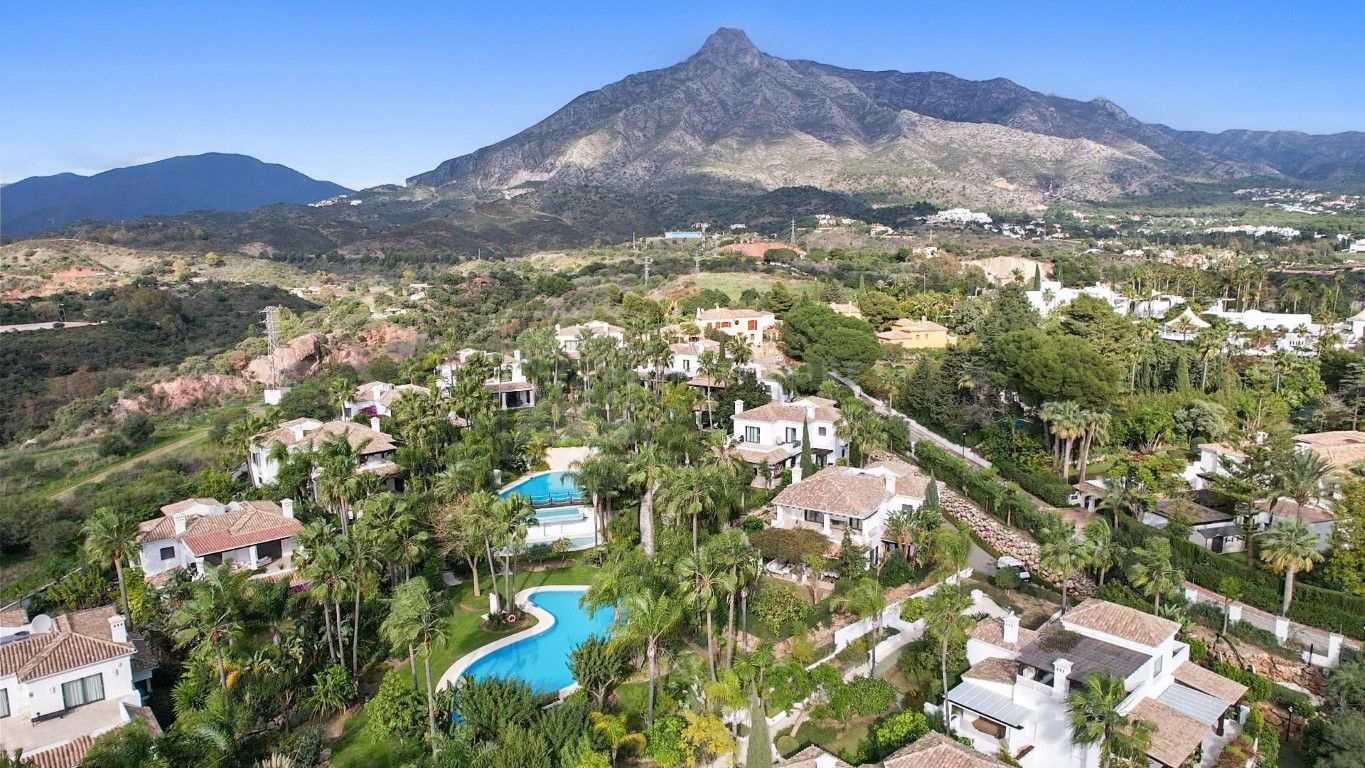 Magnífica villa de cinco dormitorios, orientada al sur, situada en la prestigiosa Villa Las Lomas de Magna Marbella con vistas al mar