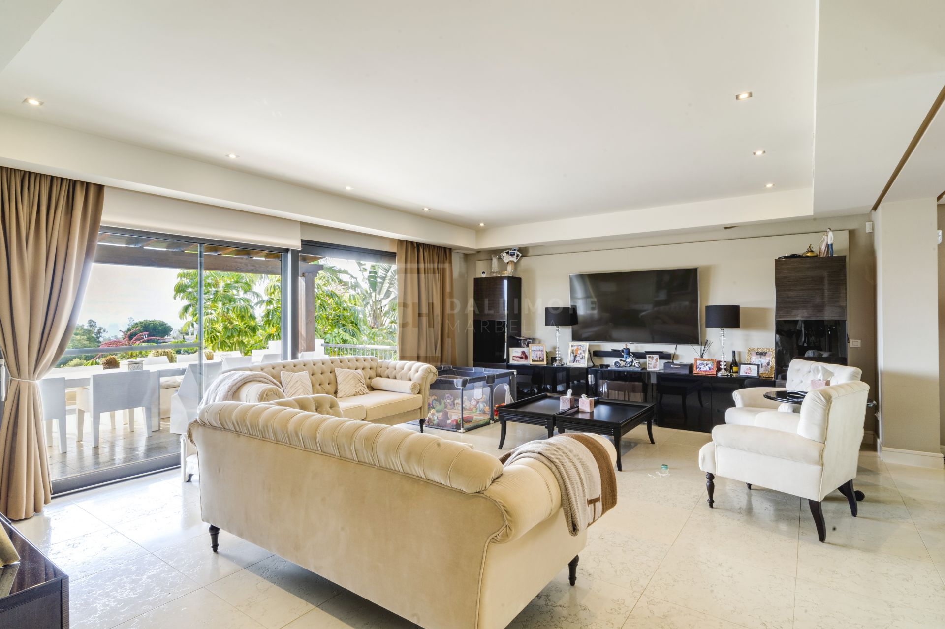 Magnífica villa de cinco dormitorios, orientada al sur, situada en la prestigiosa Villa Las Lomas de Magna Marbella con vistas al mar