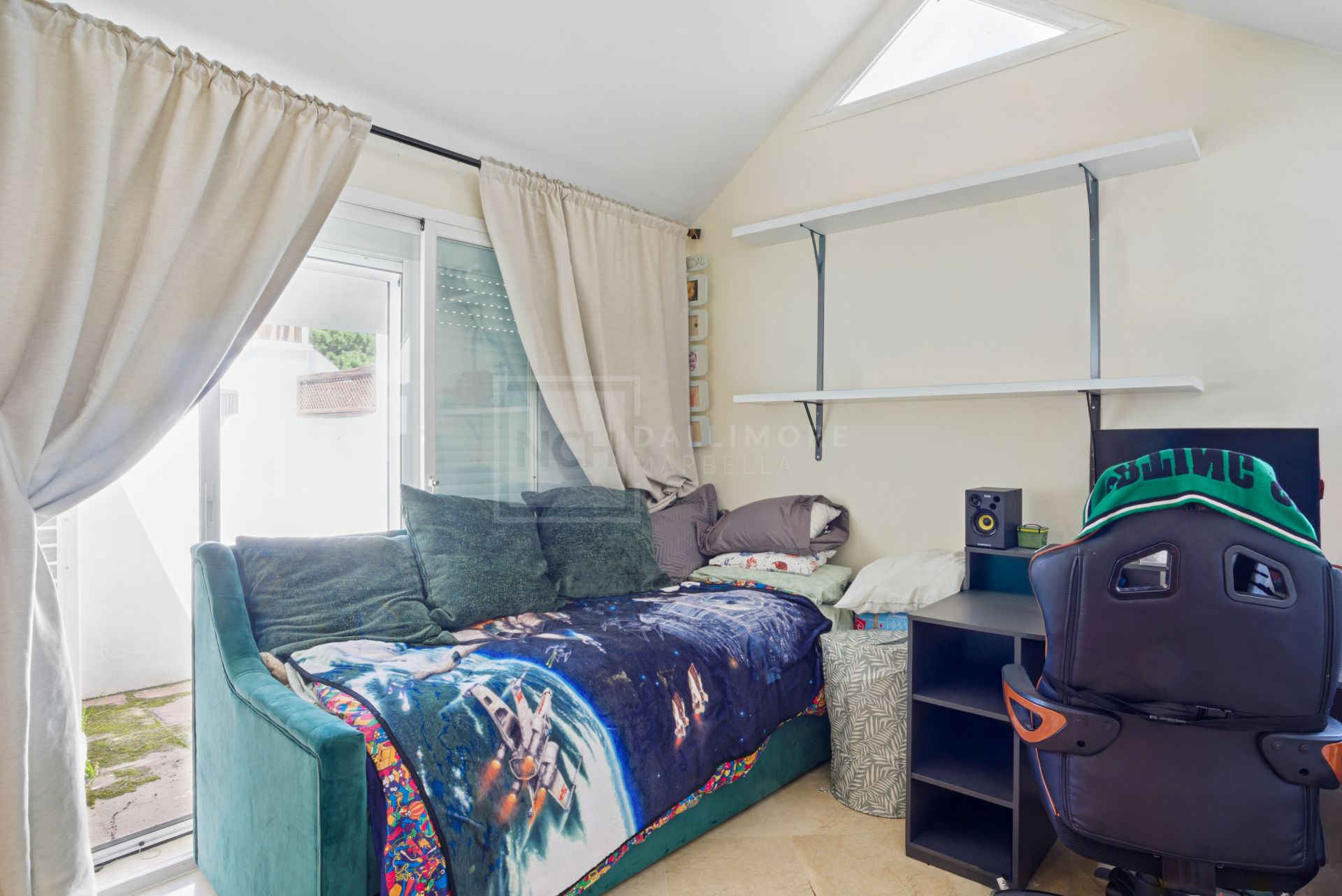 Amplio ático dúplex de cuatro dormitorios en el complejo Los Pinos de Aloha, Nueva Andalucía, Marbella