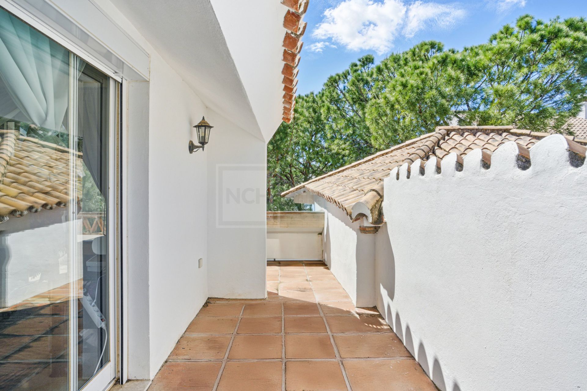 Amplio ático dúplex de cuatro dormitorios en el complejo Los Pinos de Aloha, Nueva Andalucía, Marbella