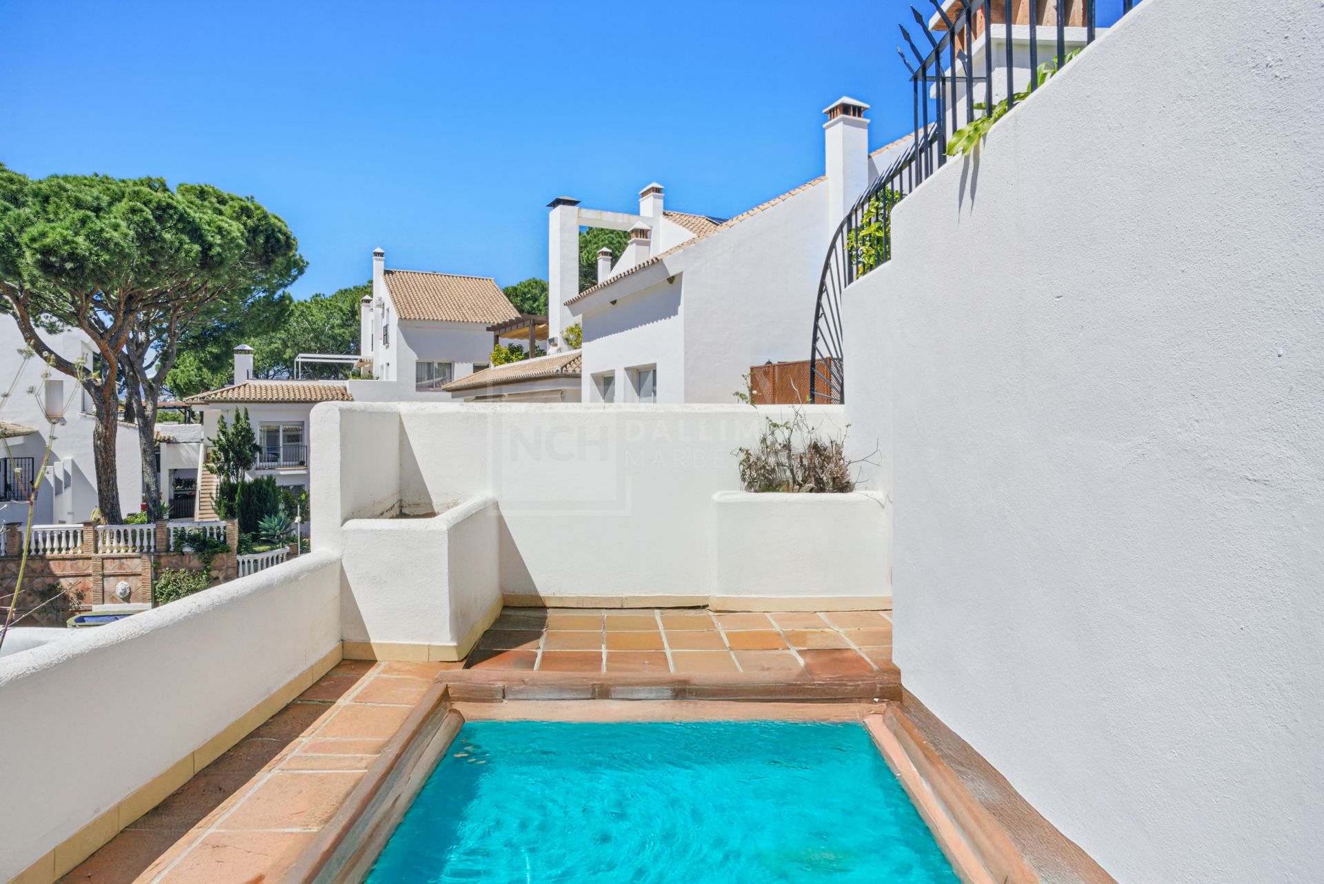 Amplio ático dúplex de cuatro dormitorios en el complejo Los Pinos de Aloha, Nueva Andalucía, Marbella
