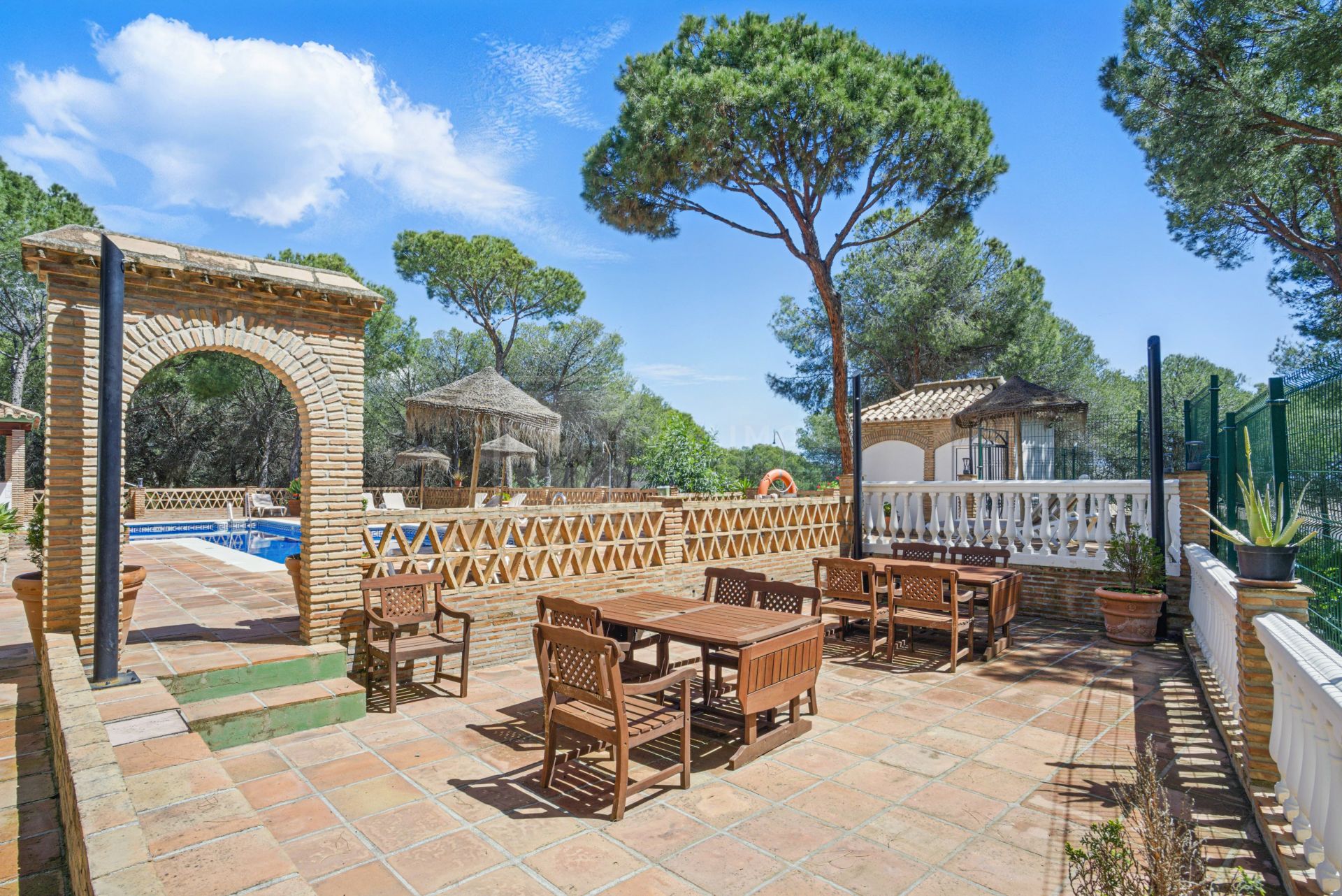 Amplio ático dúplex de cuatro dormitorios en el complejo Los Pinos de Aloha, Nueva Andalucía, Marbella