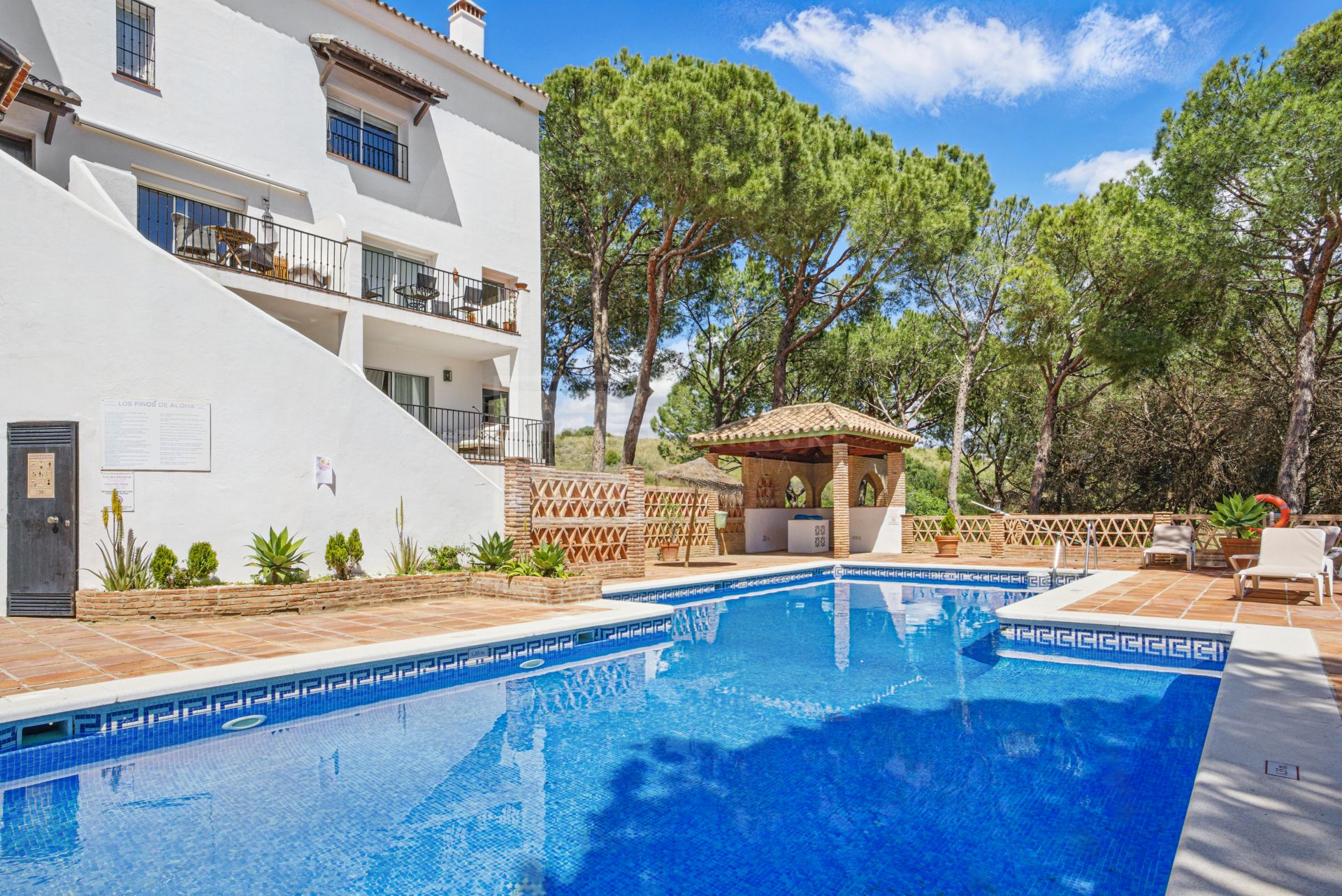 Amplio ático dúplex de cuatro dormitorios en el complejo Los Pinos de Aloha, Nueva Andalucía, Marbella