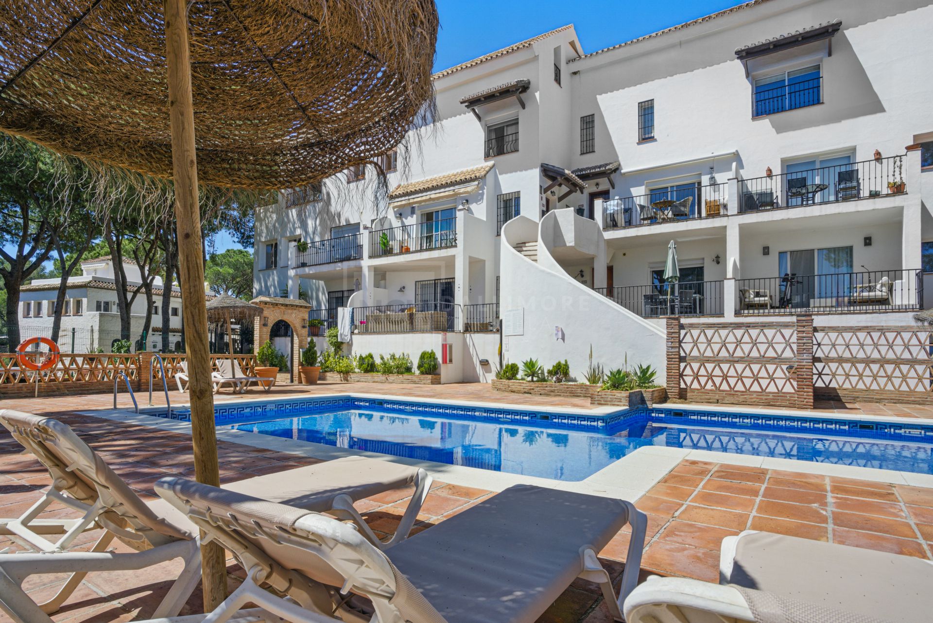 Amplio ático dúplex de cuatro dormitorios en el complejo Los Pinos de Aloha, Nueva Andalucía, Marbella