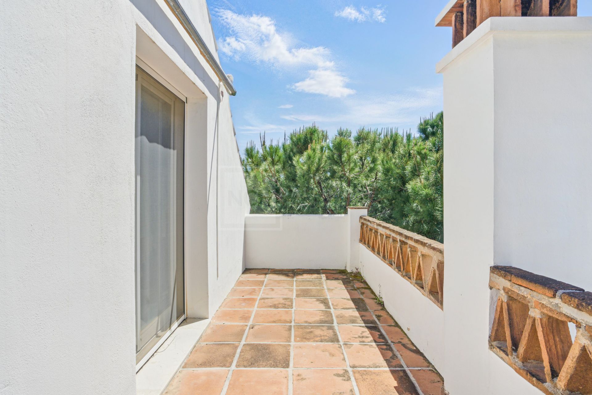 Amplio ático dúplex de cuatro dormitorios en el complejo Los Pinos de Aloha, Nueva Andalucía, Marbella