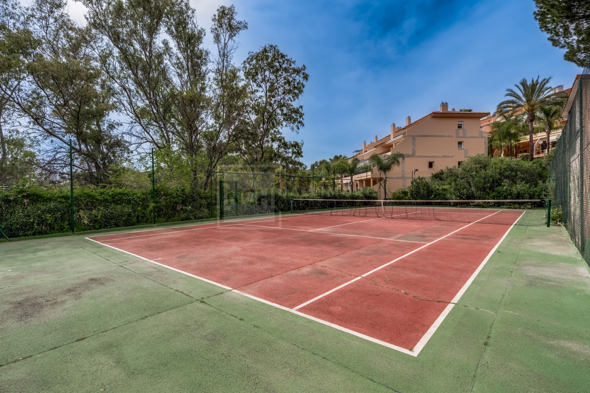 Elegante apartamento en planta baja de dos dormitorios situado en la exclusiva comunidad cerrada de Albatross Hill en Nueva Andalucía